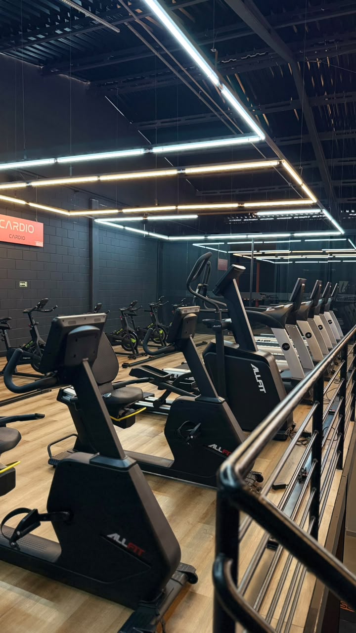 Escada ergométrica Stairmaster e bikes na área de cardio do CT Orange House